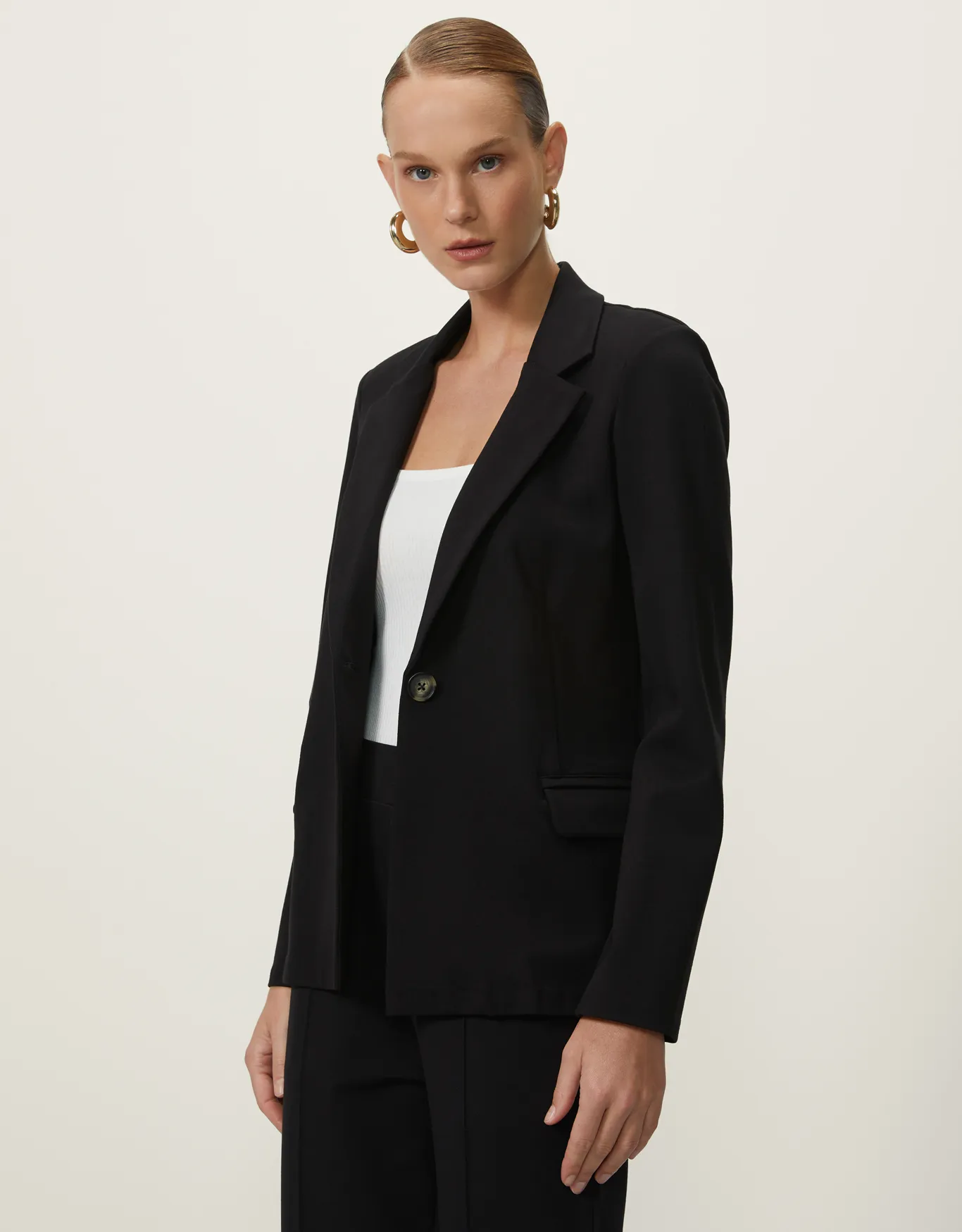 Imagem de fashionistas aproveitando o código de vendedora Shoulder para descontos em compras de moda.
